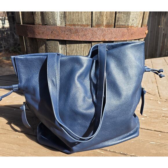 Tote LE Monde Pebbled Leather Navy Roma Cinch Bucket Shoulder Purse Gold - Picture 5 of 8